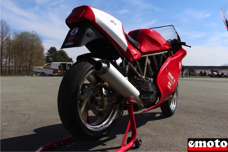 la 600 ss dans le paddock avec l autodrome en ligne de mire