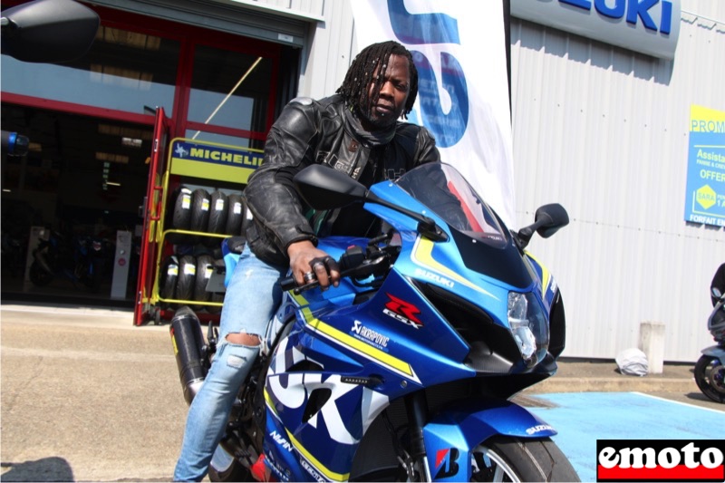 Rencontre Moto Parc 72 : Olivier tenté par un Gex, olivier prend la pose chez moto parc 72 au guidon d une gsxr 1000 qui lui plait bien