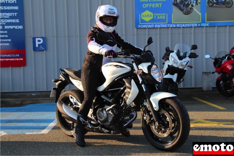 Hélène s'offre une Gladius pour un nouveau départ, helene au guidon de sa nouvelle suzuki gladius chez moto parc 72 Hélène s'offre une Gladius pour un nouveau départ, helene au guidon de sa nouvelle suzuki gladius chez moto parc 72