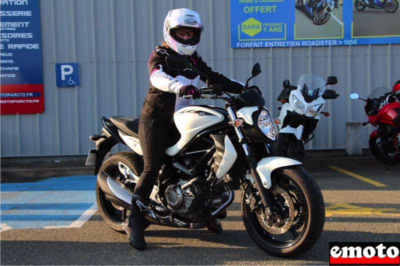 Hélène s'offre une Gladius pour un nouveau départ, helene au guidon de sa nouvelle suzuki gladius chez moto parc 72