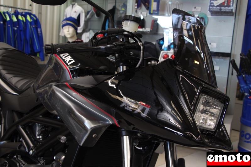 Suzuki Katana en version mini chez Moto Parc 72, la tete de fourche de profil sur la sv650 katana