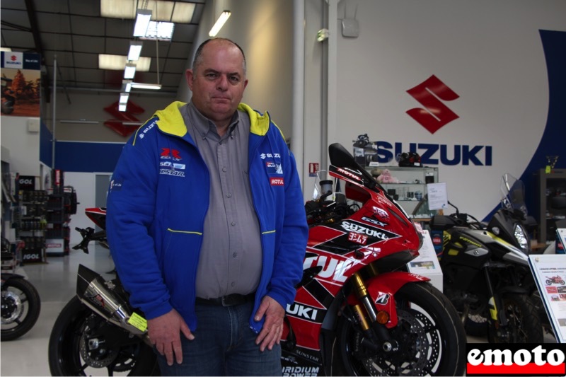 Franck Hardonnière, le patron de Moto Parc 72, franck hardonniere le patron de moto parc 72 devant une suzuki gsxr 1000 yoshimura