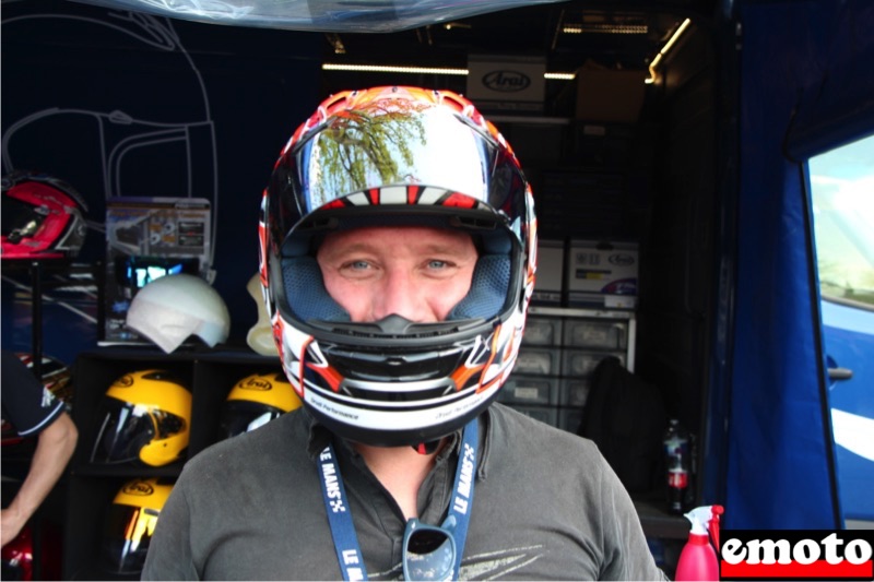 benjamin et son arai rx7 corsair devant le stand arai aux 24h benjamin et son arai rx7 corsair devant le stand arai aux 24h