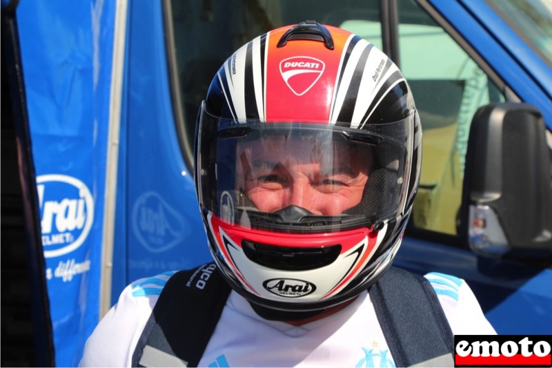 Michael roule avec un casque Arai Ducati sur ..., michael et son casque arai ducati achete chez ducati evidemment