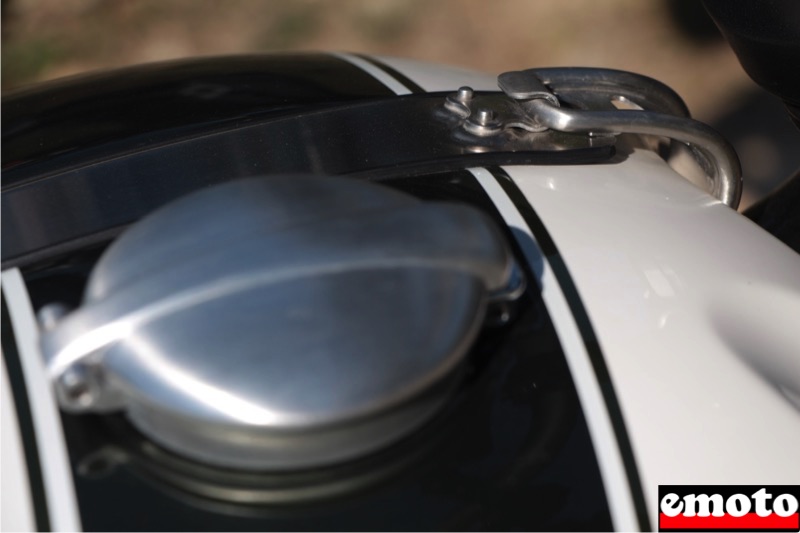 le soin du detail avec la fixation du reservoir du scrambler 1200 le soin du detail avec la fixation du reservoir du scrambler 1200
