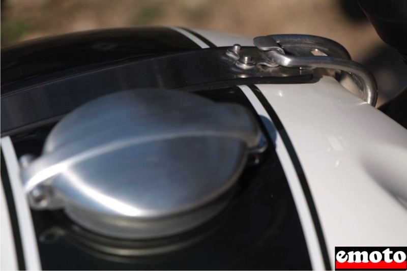 le soin du detail avec la fixation du reservoir du scrambler 1200