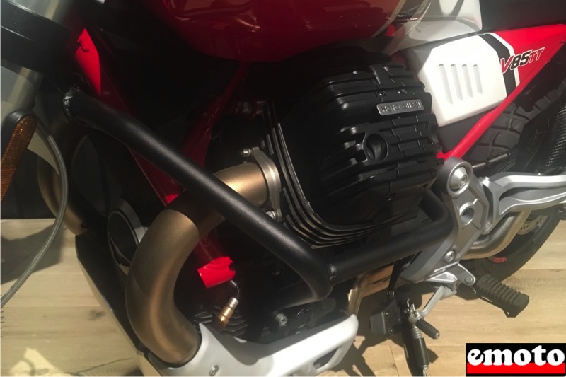 pare cylindres sur la moto guzzi v85tt