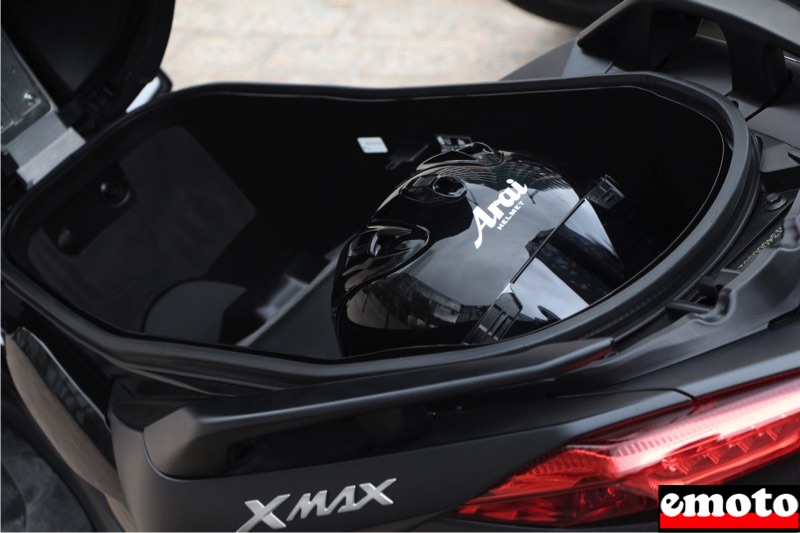 deux casques integraux tiennent sous la selle du xmax 300 deux casques integraux tiennent sous la selle du xmax 300