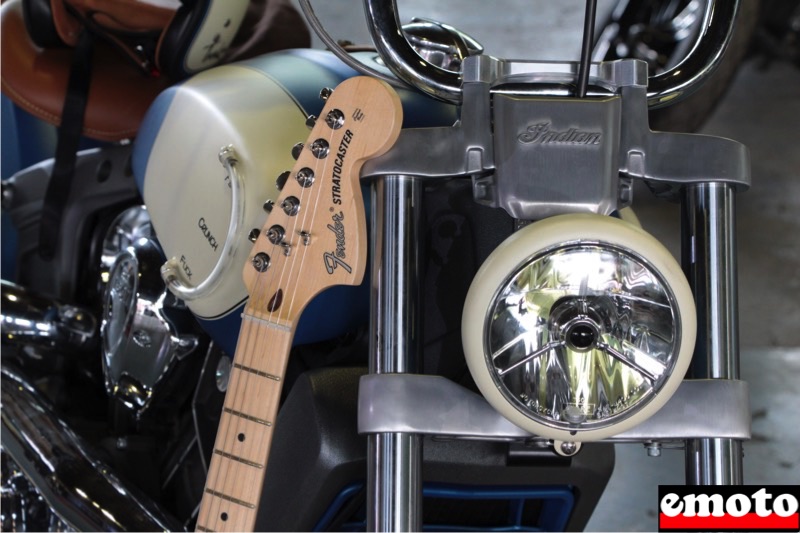 fender stratocaster qui pose aux cotes des tes bruts de la tankaster