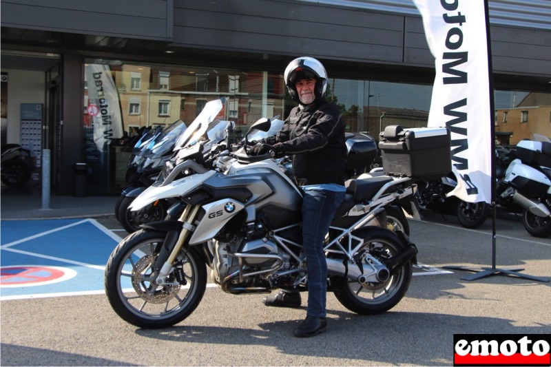 Rencontre Boxer Evasion avec Pierre et sa R1200GS, pierre au guidon de sa bmw r 1200 gs devant chez boxer evasion a lille