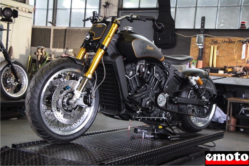 indian scout en cours de preparation chez tank machine