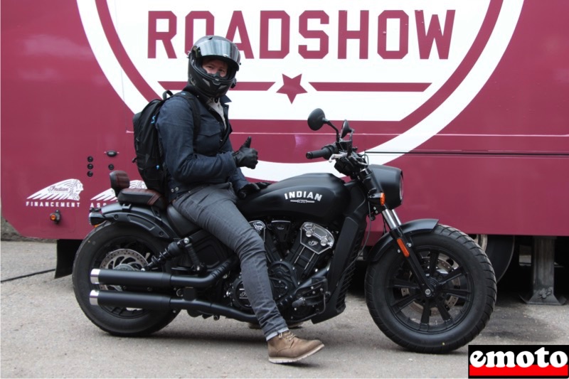 Rencontre Indian Etoile, Julien et sa Scout Bobber, julien au guidon de son indian scout bobber devant chez tank machine