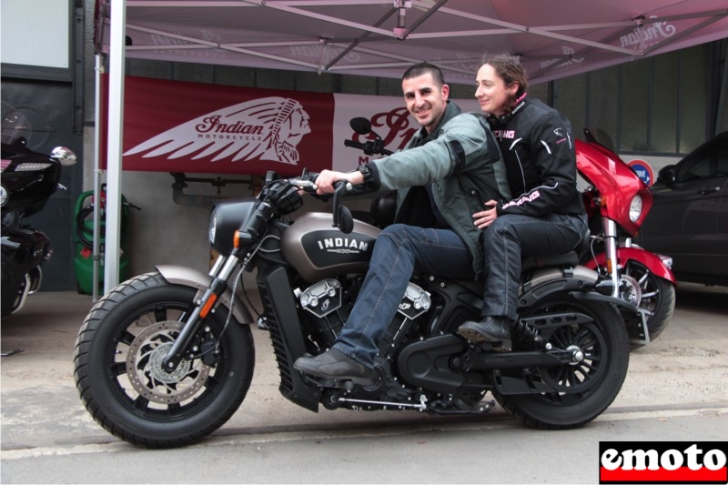 Rencontre Indian Etoile Paris avec Marc et Sophie, marc et sophie sur la indian scout bobber du roadshow avec indian paris etoile chez tank machine