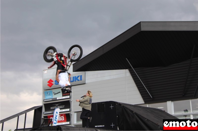 Ride The World fait le show chez Factory Moto, kenny passe un backflip devant factory moto suzuki