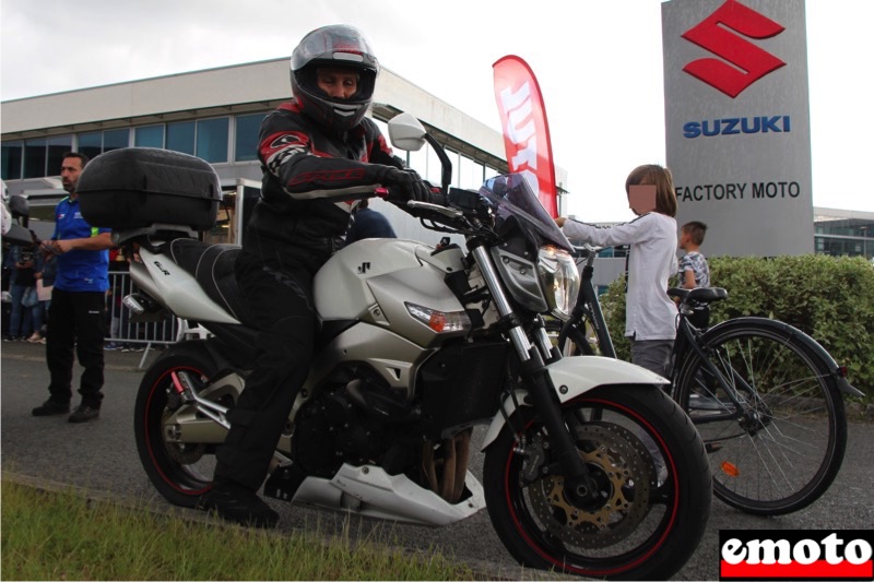 Rencontre Factory Moto avec Christelle et sa GSR, christelle et sa fidele suzuki gsr 600 au depart sous la pluie