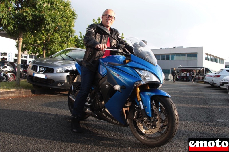 Rencontre Factory Moto avec Benoit et sa GSXS1000F, benoit et sa suzuki gsxs 1000 f sur le parking non loin de factory moto