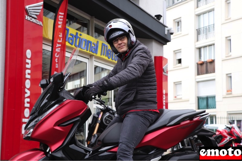 Rencontre National Motos avec Olivier et son Forza, olivier part de chez national motos avec son honda forza 125