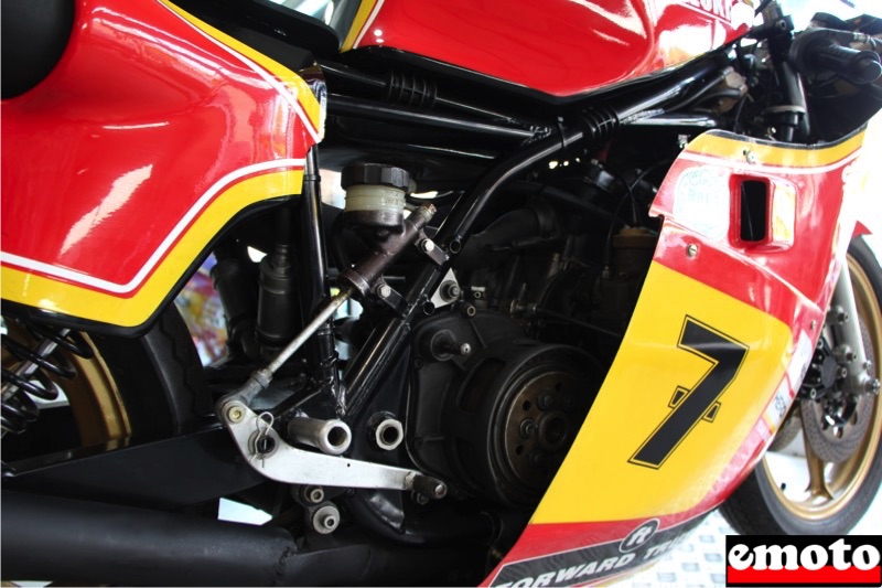 details cote droit de la suzuki rg 500