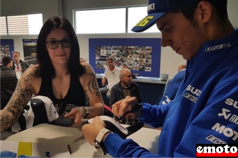 joan mir en pleine seance de dedicace chez factory moto