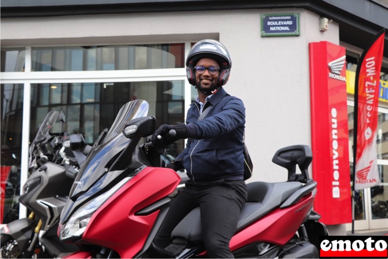 Rencontre National Motos avec Mubakhar et un Forza, mubakhar au guidon de son forza 125 premiers tours de roues