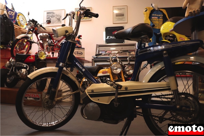 honda amigo honda monkey et honda dream 50 au fond sur le podium