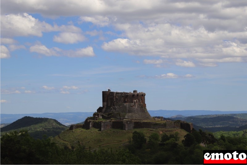 vue sur le chateau de murol en allant au lac chambon