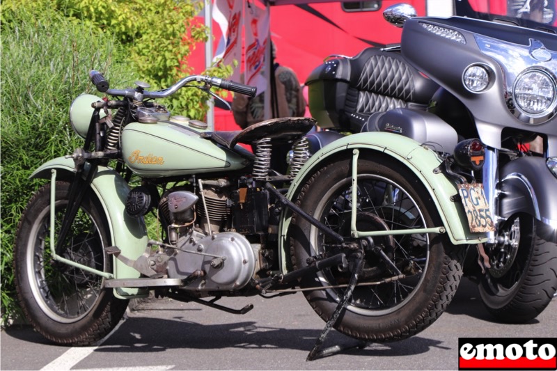 indian 741b devant une roadmaster 77 ans separent ces 2 machines