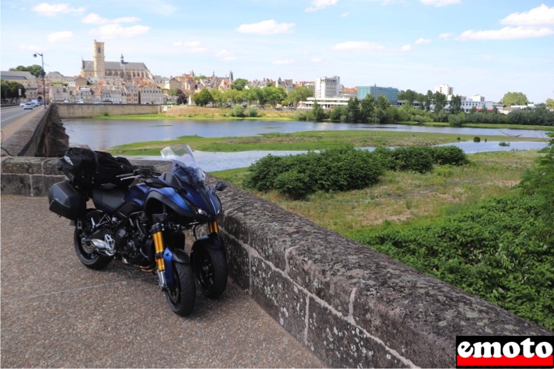 pont sur la loire a nevers avec la cathedrale saint cyr et sainte julitte dans le fond