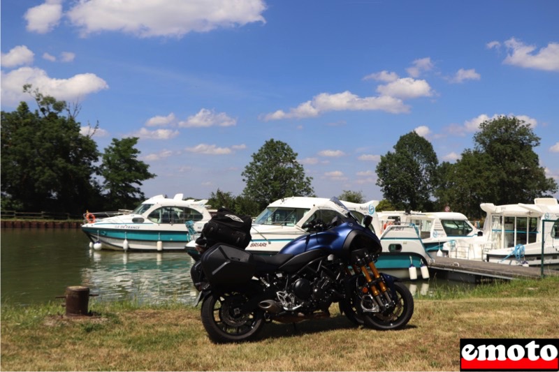 port de plaisance fluviale sur le cana lateral a la loire a plagny