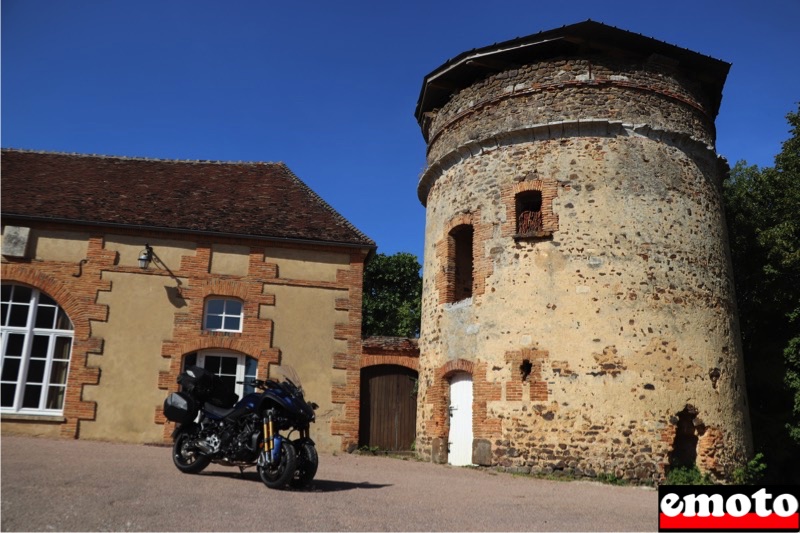 tour a proximite du donjon de saint sauveur en puisaye