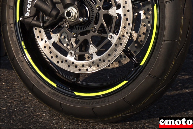 nouvelle monte en bridgestone rs11 sur la gex 1000