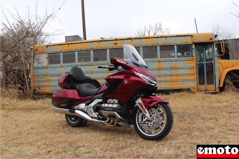 la photo du delit la goldwing devant le vieux bus au bord de la route