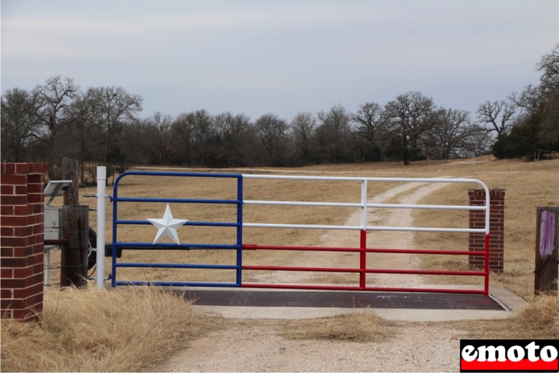 portail aux couleurs du drapeau du texas avec la marque de peinture mauve a droite