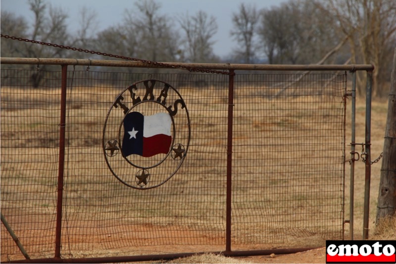 portail d un ranch avec le drapeau du texas