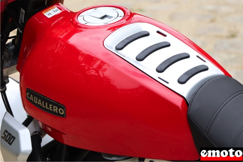 Fantic Caballero 500 Scrambler, aspects pratiques, le porte paquet est petit pour etre vraiment utile il peut depanner