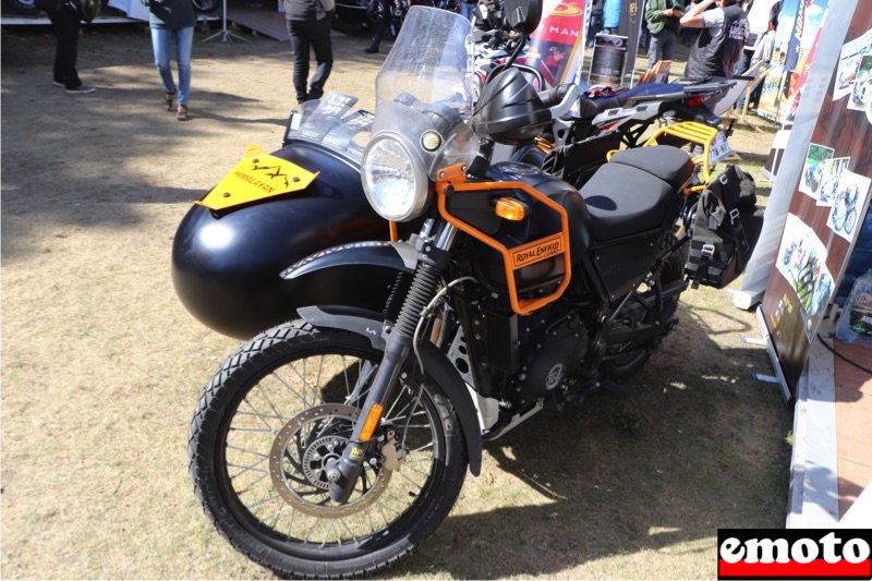 c est une royal enfield himalayan qui emmene cet attelage