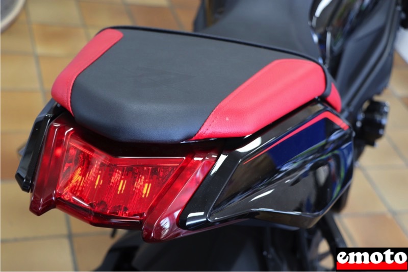 Préparation Suzuki Katana chez Yakamotos, la selle rouge et noire vu de l arriere sympa non