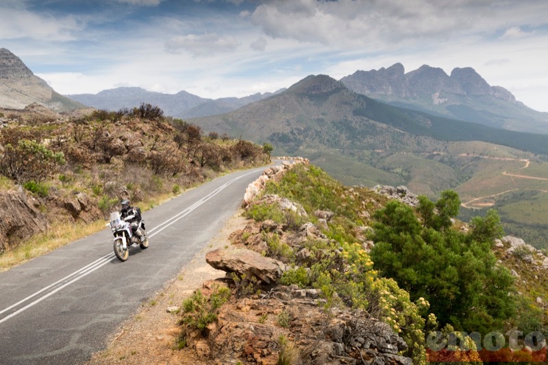 honda africa twin dct sur une route en afrique du sud