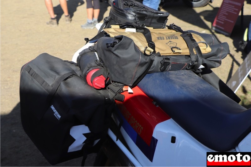 sacoche cavaliere et sac polochon sur une honda africa twin 750