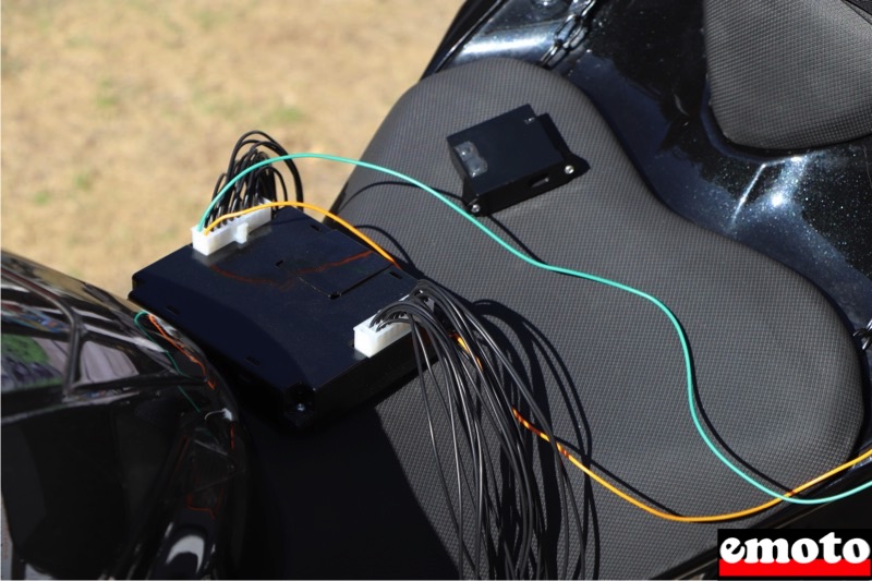 centrale inertielle et module du casque pour les besoin de la demo on bouge ces prototypes avec la main centrale inertielle et module du casque pour les besoin de la demo on bouge ces prototypes avec la main