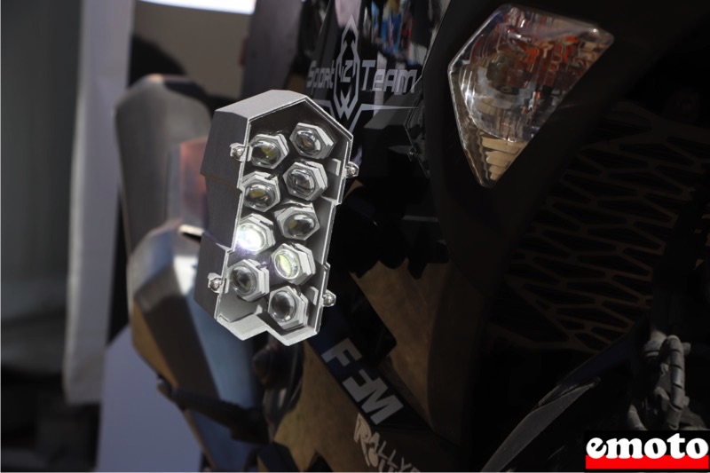 GiroNac présente son prototype iZ Night à l'AAM, gironac iz night avec 2 led allumees selon la trajectoire de la moto et le regard du pilote GiroNac présente son prototype iZ Night à l'AAM, gironac iz night avec 2 led allumees selon la trajectoire de la moto et le regard du pilote