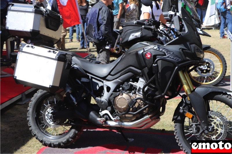 Givi équipe l'Africa Twin d'un Top Case connecté, africa twin equipee par givi a l alpes aventure motofestival