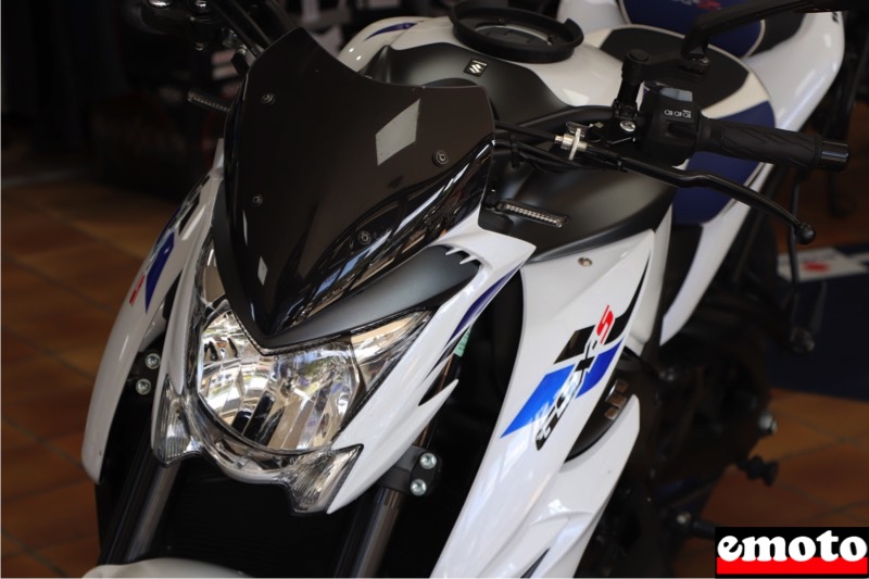 saute vent fume sur la suzuki gsxs 1000 roadster