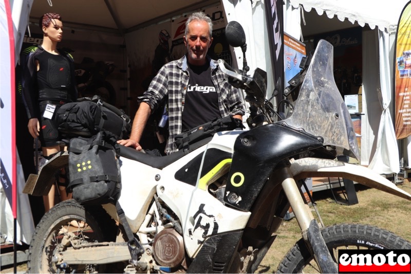 mike cottom etait a l alpes aventure motofestival avec son husqvarna pour presenter sa marque kriega