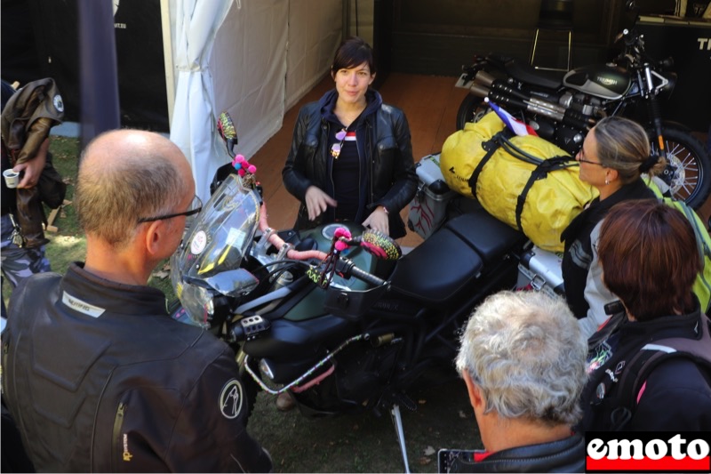 melusine toujours diponible pour parler avec ses fans ici a l alpes aventure motofestival