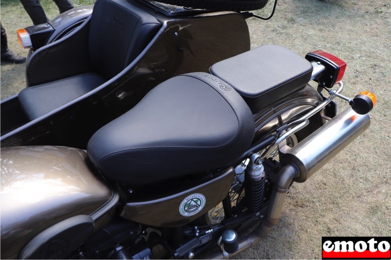 selles pour le pilote et son passager sur la moto ural