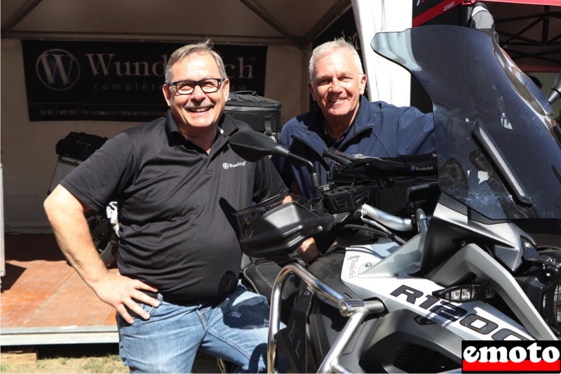 Wunderlich s'installe à l'Alpes Aventure Festival, frank seiler directeur des ventes et jean pierre goy posent devant une r1200 gsa equipee avec wunderlich