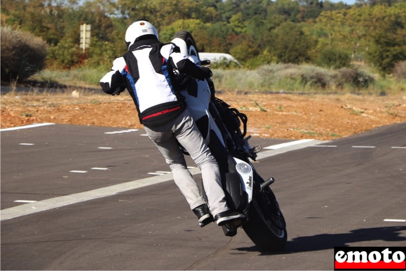 bigjim assure le show stunt avec sa bmw f800r