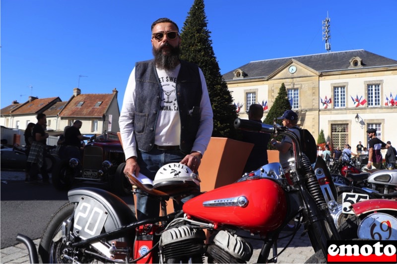 Christophe et sa HD WLC au Normandy Beach Race, christophe et son harley davidson wlc lors du controle technique devant la mairie de ouistreham en normandie Christophe et sa HD WLC au Normandy Beach Race, christophe et son harley davidson wlc lors du controle technique devant la mairie de ouistreham en normandie
