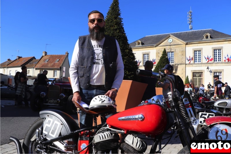 Christophe et sa HD WLC au Normandy Beach Race, christophe et son harley davidson wlc lors du controle technique devant la mairie de ouistreham en normandie